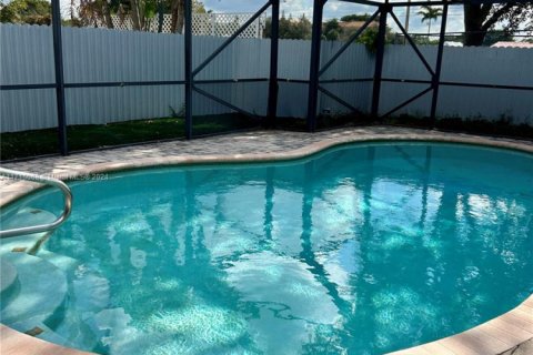 Villa ou maison à louer à Sunrise, Floride: 3 chambres, 105.26 m2 № 1466797 - photo 1