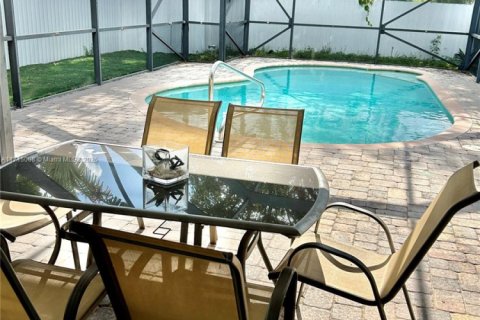 House in Sunrise, Florida 3 bedrooms, 105.26 sq.m. № 1466797 - photo 2