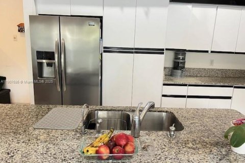 House in Sunny Isles Beach, Florida 4 bedrooms, 244.52 sq.m. № 1964767 - photo 17