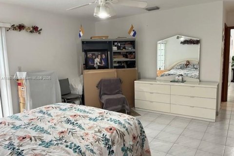 House in Sunny Isles Beach, Florida 4 bedrooms, 244.52 sq.m. № 1964767 - photo 24