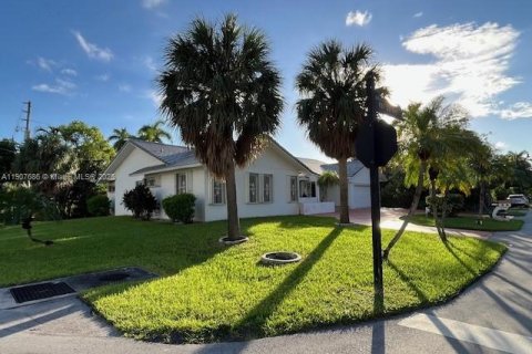 House in Sunny Isles Beach, Florida 4 bedrooms, 244.52 sq.m. № 1964767 - photo 4