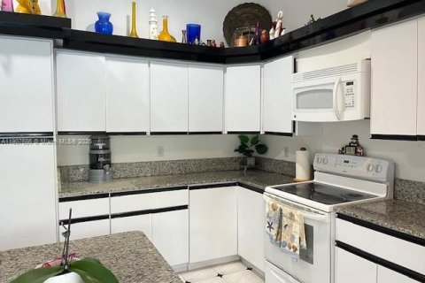 House in Sunny Isles Beach, Florida 4 bedrooms, 244.52 sq.m. № 1964767 - photo 14