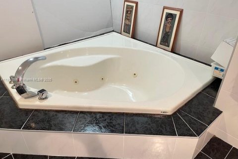 House in Sunny Isles Beach, Florida 4 bedrooms, 244.52 sq.m. № 1964767 - photo 28