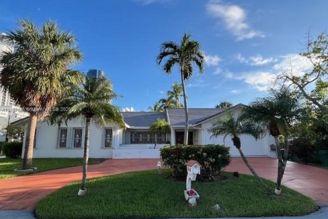 House in Sunny Isles Beach, Florida 4 bedrooms, 244.52 sq.m. № 1964767