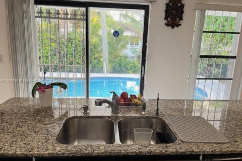 House in Sunny Isles Beach, Florida 4 bedrooms, 244.52 sq.m. № 1964767 - photo 18