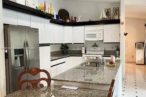 House in Sunny Isles Beach, Florida 4 bedrooms, 244.52 sq.m. № 1964767 - photo 15