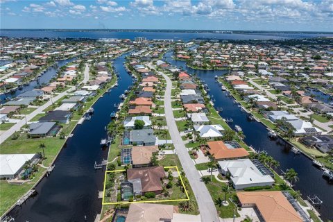 House in Punta Gorda, Florida 3 bedrooms, 173.36 sq.m. № 1806542 - photo 2