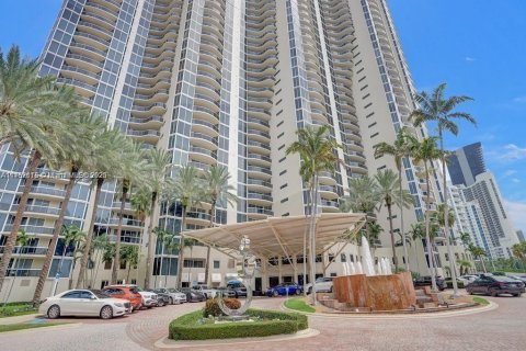 Condo in Sunny Isles Beach, Florida, 5 bedrooms  № 1707852 - photo 1