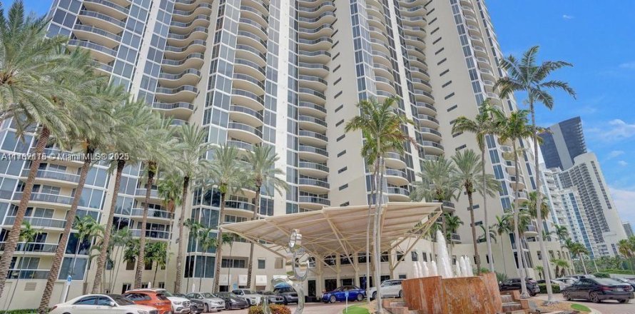 Condo in Sunny Isles Beach, Florida, 5 bedrooms  № 1707852