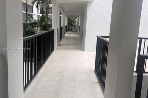 Condo in Key Biscayne, Florida, 1 bedroom  № 1712400 - photo 5