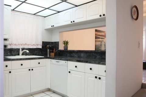 Condo in Key Biscayne, Florida, 1 bedroom  № 1712400 - photo 30
