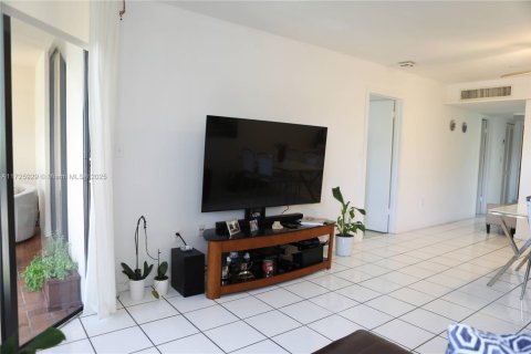 Condo in Key Biscayne, Florida, 1 bedroom  № 1712400 - photo 9