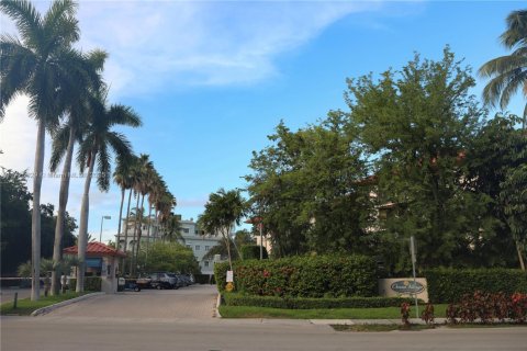 Condo in Key Biscayne, Florida, 1 bedroom  № 1712400 - photo 1