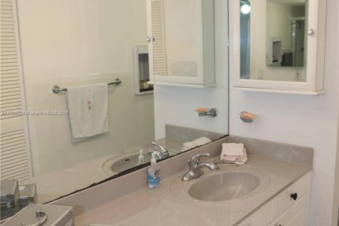 Condo in Key Biscayne, Florida, 1 bedroom  № 1712400 - photo 26