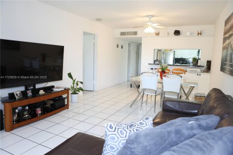 Condo in Key Biscayne, Florida, 1 bedroom  № 1712400 - photo 14