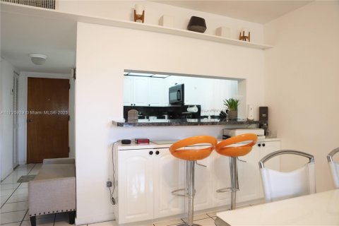 Condo in Key Biscayne, Florida, 1 bedroom  № 1712400 - photo 29