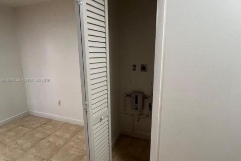 Condominio en alquiler en Hialeah, Florida, 2 dormitorios, 79.9 m2 № 2010682 - foto 19