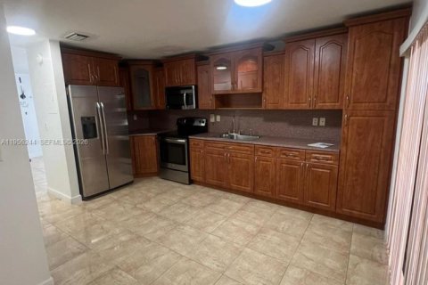 Condominio en alquiler en Hialeah, Florida, 2 dormitorios, 79.9 m2 № 2010682 - foto 3