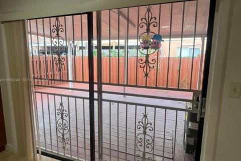 Condominio en alquiler en Hialeah, Florida, 2 dormitorios, 79.9 m2 № 2010682 - foto 7