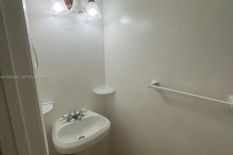 Condominio en alquiler en Hialeah, Florida, 2 dormitorios, 79.9 m2 № 2010682 - foto 6