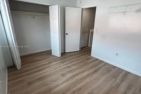 Condominio en alquiler en Hialeah, Florida, 2 dormitorios, 79.9 m2 № 2010682 - foto 17