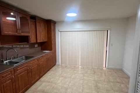 Condominio en alquiler en Hialeah, Florida, 2 dormitorios, 79.9 m2 № 2010682 - foto 2