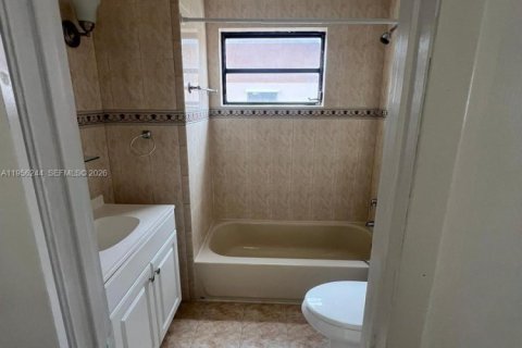 Condominio en alquiler en Hialeah, Florida, 2 dormitorios, 79.9 m2 № 2010682 - foto 16