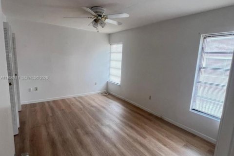 Condominio en alquiler en Hialeah, Florida, 2 dormitorios, 79.9 m2 № 2010682 - foto 13