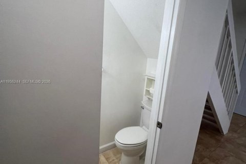 Condominio en alquiler en Hialeah, Florida, 2 dormitorios, 79.9 m2 № 2010682 - foto 5