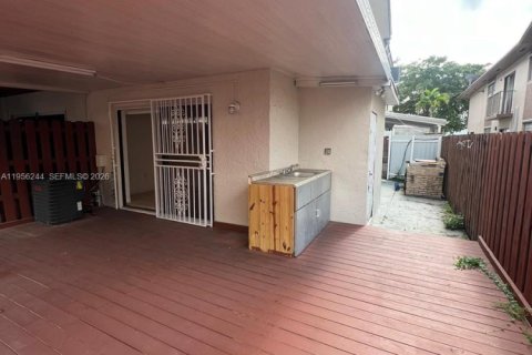 Condominio en alquiler en Hialeah, Florida, 2 dormitorios, 79.9 m2 № 2010682 - foto 8