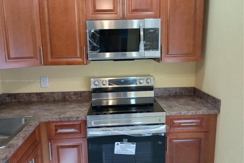 Снять в аренду кондоминиум в Лодерхилл, Флорида 1 спальня, 67.45м2, № 1932904 - фото 3