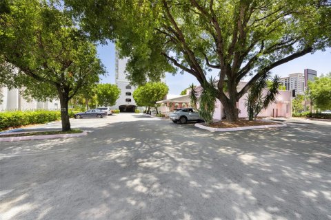 Propiedad comercial en venta en Miami, Florida № 1938772 - foto 20