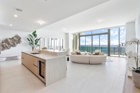 Condo in Pompano Beach, Florida, 4 bedrooms № 2081791 - photo 2