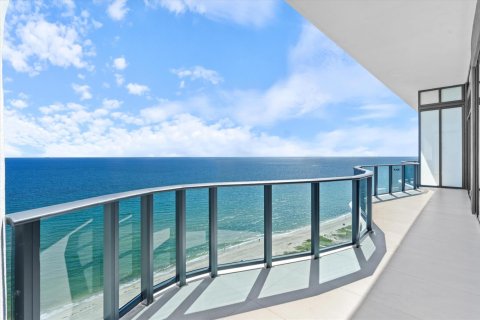 Condo in Pompano Beach, Florida, 4 bedrooms № 2081791 - photo 12
