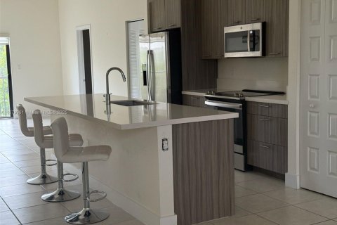 Condo in Doral, Florida, 3 bedrooms  № 1932032 - photo 2