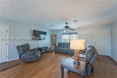 House in LaBelle, Florida 3 bedrooms № 2075171 - photo 4