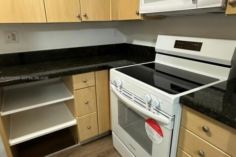 Condo in Miami, Florida, 1 bedroom  № 2067649 - photo 8