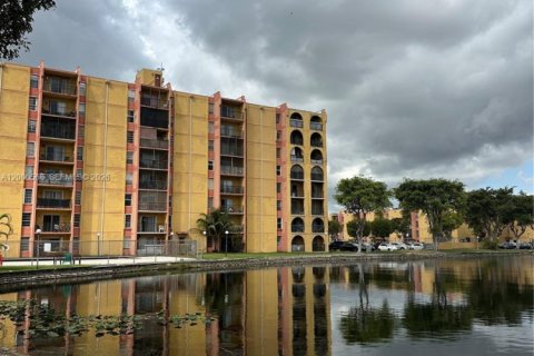 Condo in Miami, Florida, 1 bedroom  № 2067649 - photo 14