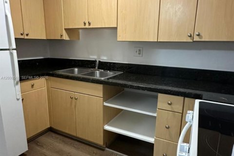 Condo in Miami, Florida, 1 bedroom  № 2067649 - photo 9