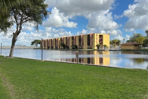 Condo in Miami, Florida, 1 bedroom  № 2067649