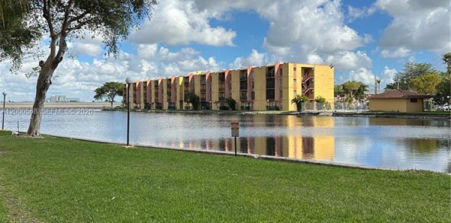 Condo in Miami, Florida, 1 bedroom  № 2067649
