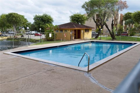 Condo in Miami, Florida, 1 bedroom  № 2067649 - photo 11
