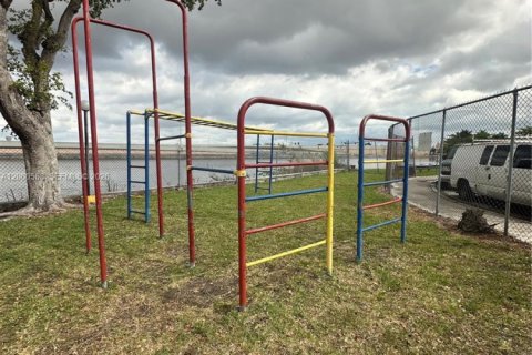 Condo in Miami, Florida, 1 bedroom  № 2067649 - photo 13