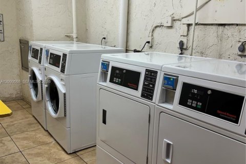 Condo in Miami, Florida, 1 bedroom  № 2067649 - photo 10