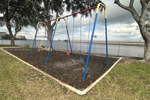 Condo in Miami, Florida, 1 bedroom  № 2067649 - photo 12