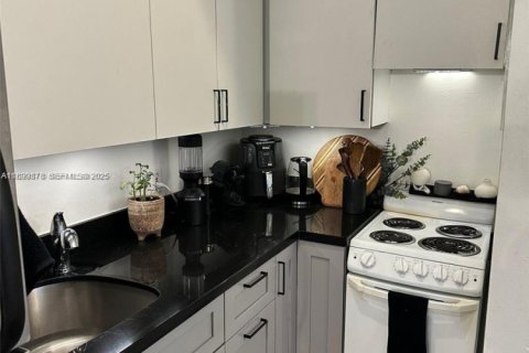 Condominio en venta en Miami Beach, Florida, 34.37 m2 № 1982239 - foto 4