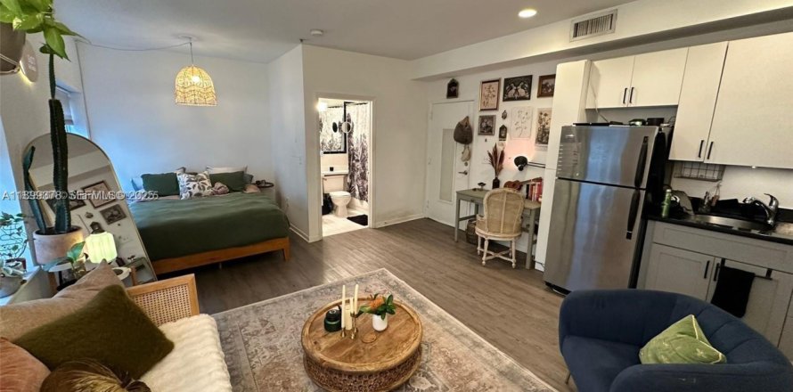 Estudio en el Condominio en Miami Beach, Florida  № 1982239