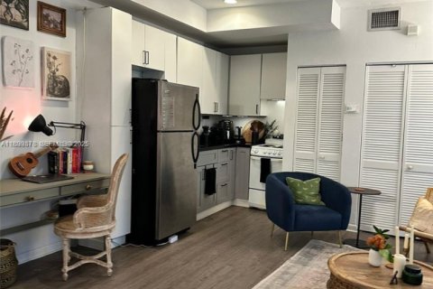 Condominio en venta en Miami Beach, Florida, 34.37 m2 № 1982239 - foto 2