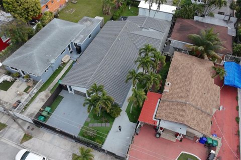 Commercial property in Miami, Florida 235.41 sq.m. № 2026278 - photo 4