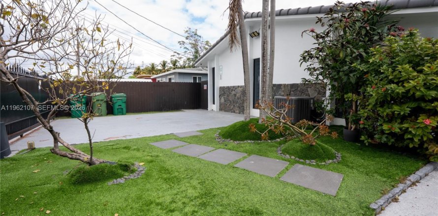 Commercial property in Miami, Florida 235.41 sq.m. № 2026278